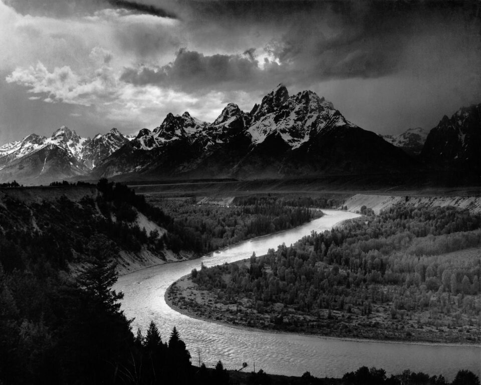 安塞尔·亚当斯可能是有史以来最著名的摄影师。这张公共领域的景观照片显示了大提顿山脉前的蛇河。