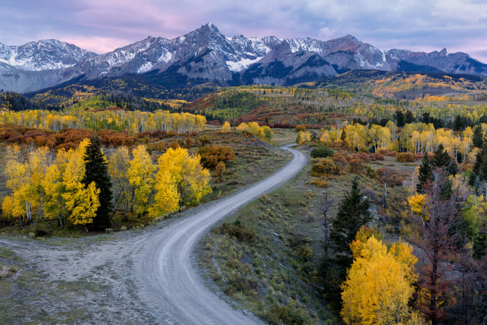 这张来自科罗拉多州圣胡安山脉的图像是用RAW拍摄的，然后使用Lightroom转换为JPEG。