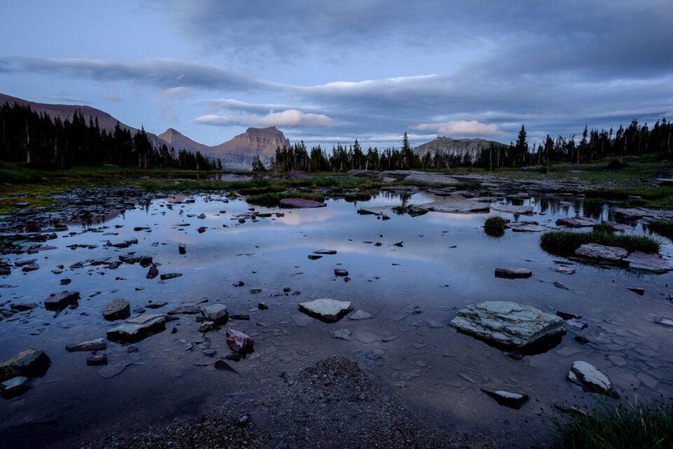 这张来自冰川国家公园的风景照片展示了蓝色小时摄影的理想相机设置。bobsports官网在这里，我需要8秒的曝光，这就是为什么你应该在日出前使用三脚架拍照。