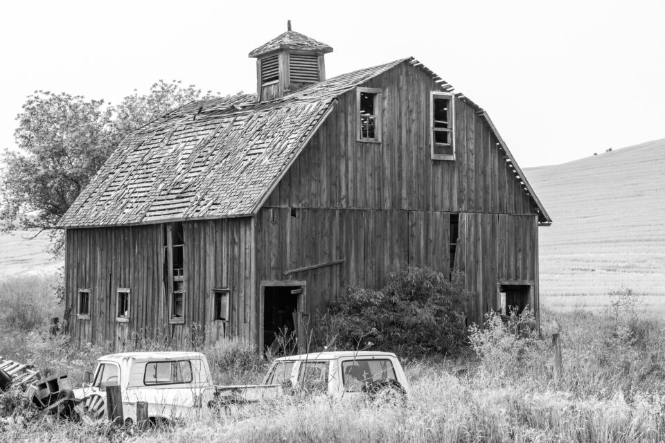 旧谷仓和汽车