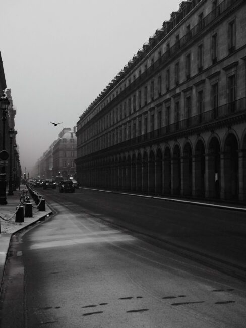 《黑白雪的巴黎街》