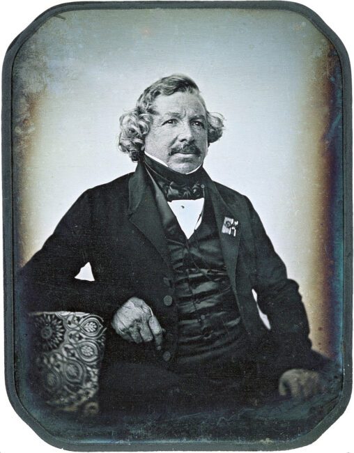 银版照相法是最早的照相方法之一。bobsports官网这幅肖像是路易·达盖尔的银版照片。