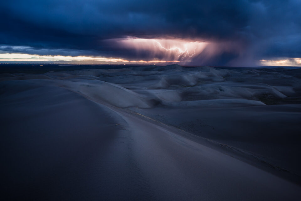 大沙丘上空的闪电风暴