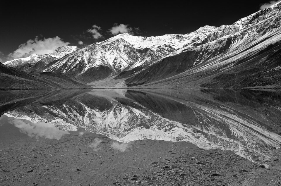 一个黑白反射的山与雪的镜头