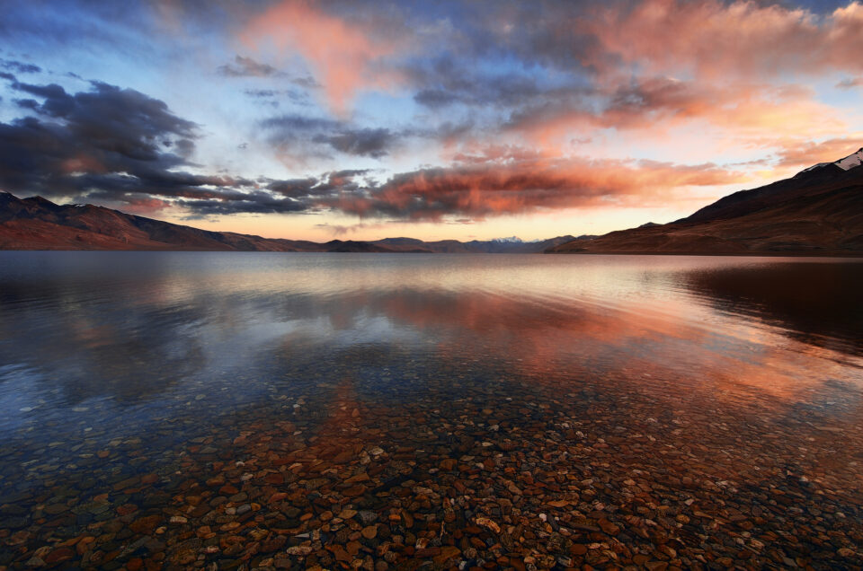 一个湖的反射在日落与彩色的云-如何捕捉反射照片