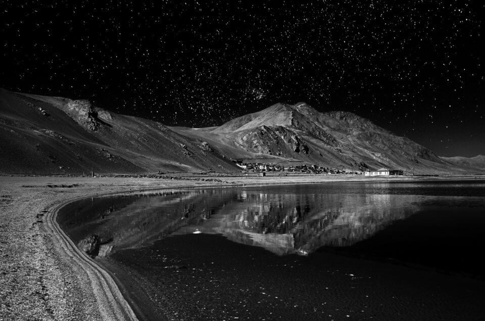 夜晚的湖泊倒影，有山有星