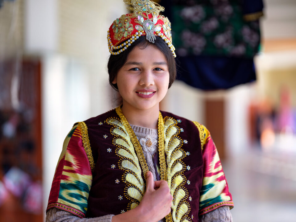来自乌兹别克斯坦安集延的年轻乌兹别克女孩