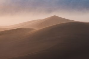 日落时死亡谷国家公园的金字塔形沙丘