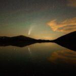 NEOWISE彗星反射在湖中