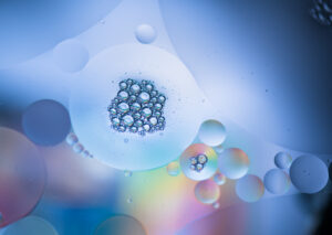 油在水微距照片与气泡
