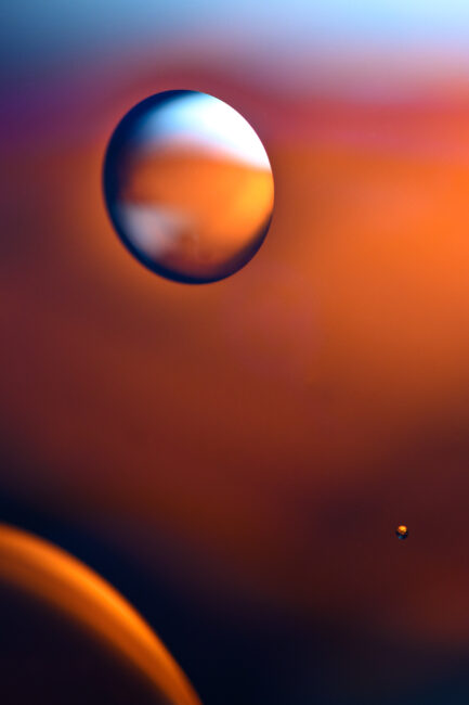 橙色照片，浮在水面上的石油