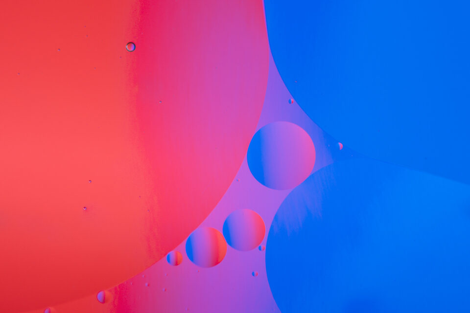 红色和蓝色的油滴在水面上微距摄影的想法bobsports官网