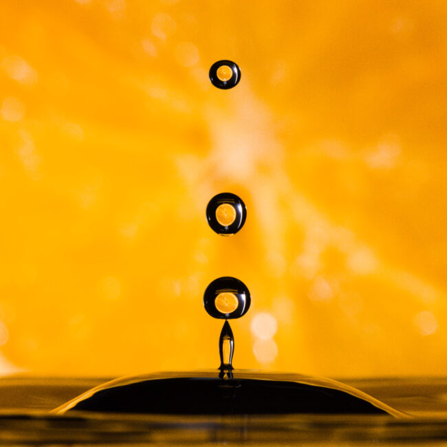 橙色背景的水滴