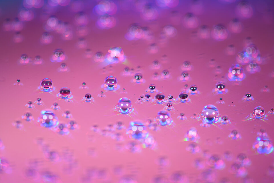 气泡在粉红色的背景与凉爽的纹理