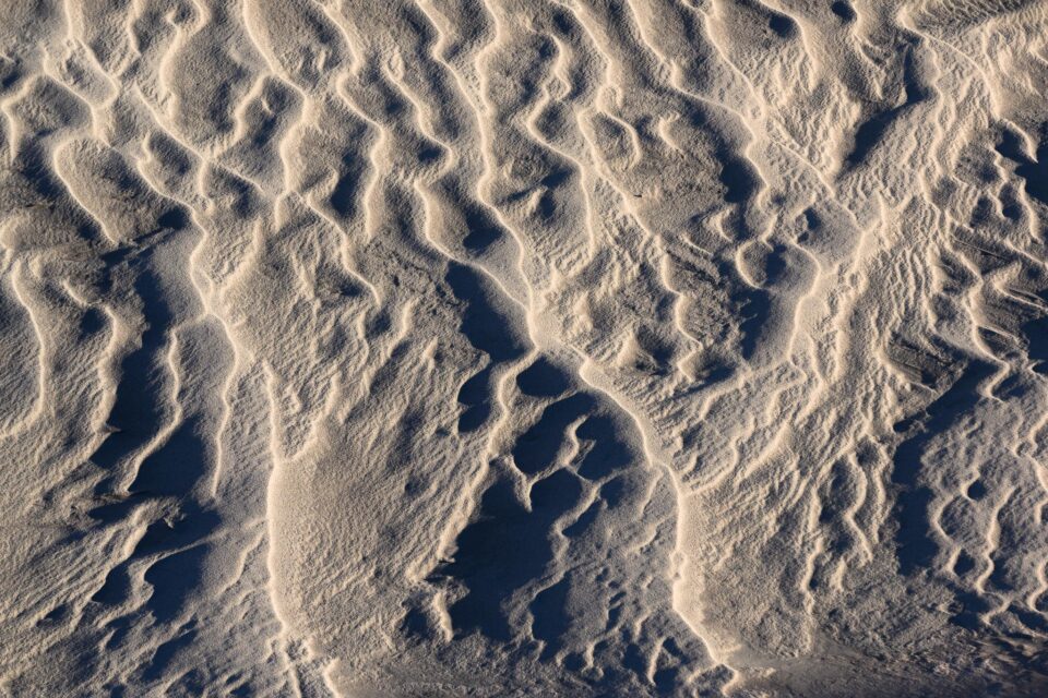沙子中重复的图案和纹理