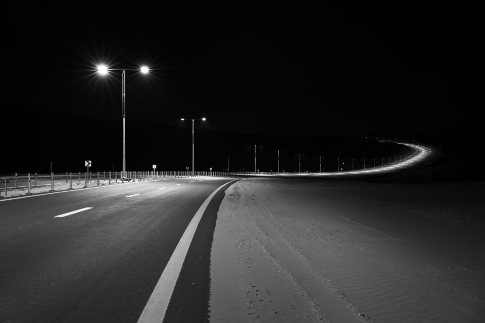 街头夜晚的黑白照片