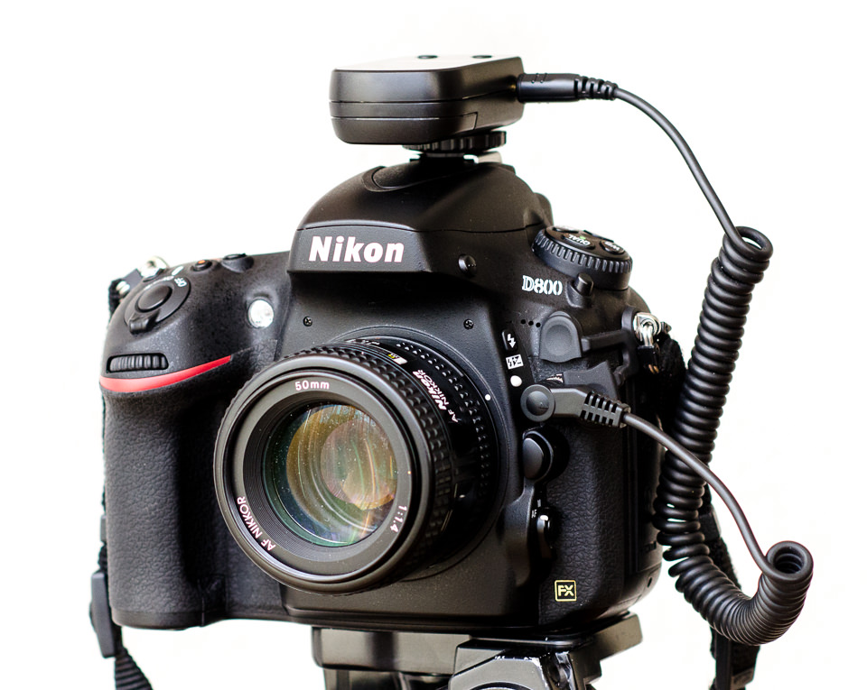 大多数相机配件都是靠相机自己供电的，这会耗尽你的电池。