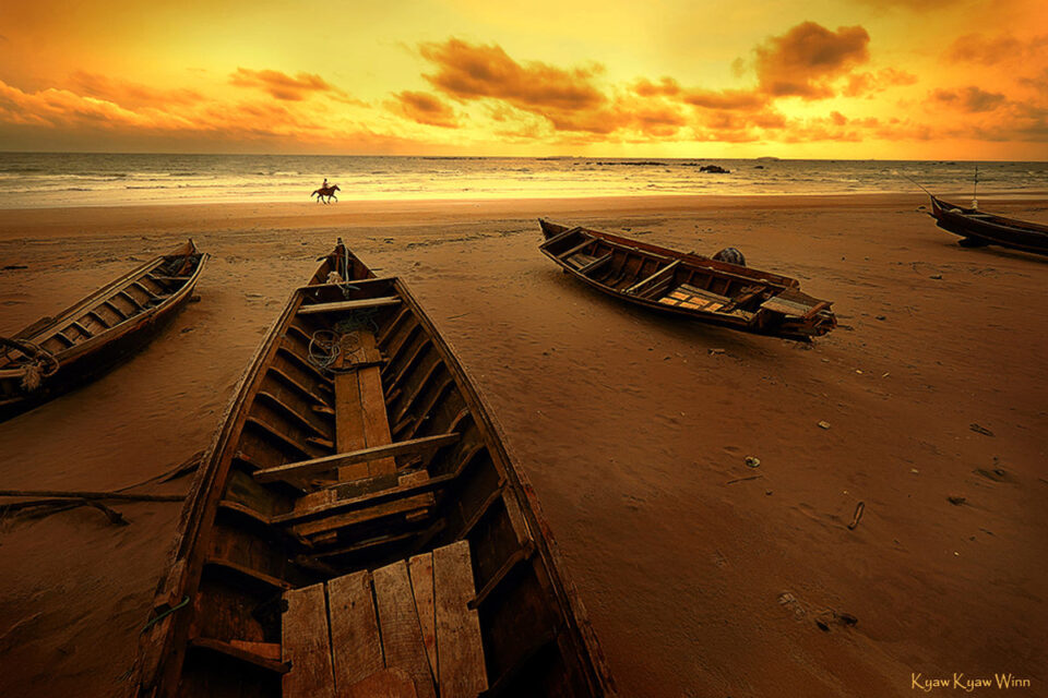 15.Kyaw-Kyaw-Winn_Sunset-Beach-Horse_Myanmar