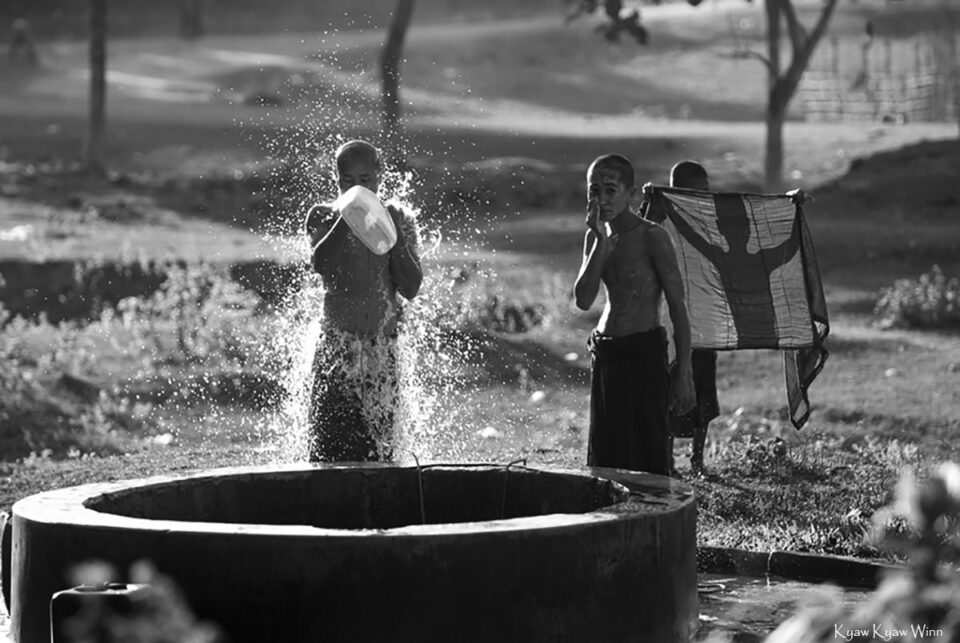 8.Kyaw-Kyaw-Winn_Monks-Bathing_Myanmar