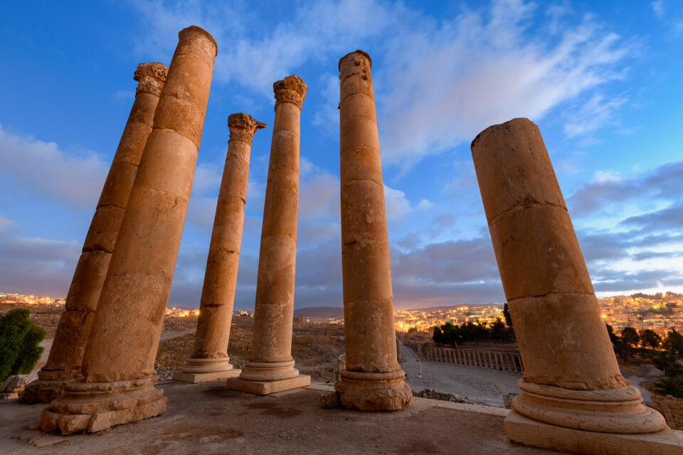 这张照片拍摄于约旦，用Sigma 14mm f/1.8超广角镜头展示了日出时的大理石柱子。
