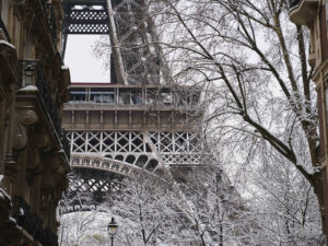 埃菲尔铁塔与雪的抽象照片