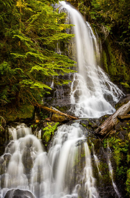 雷尼尔山国家公园的瀑布