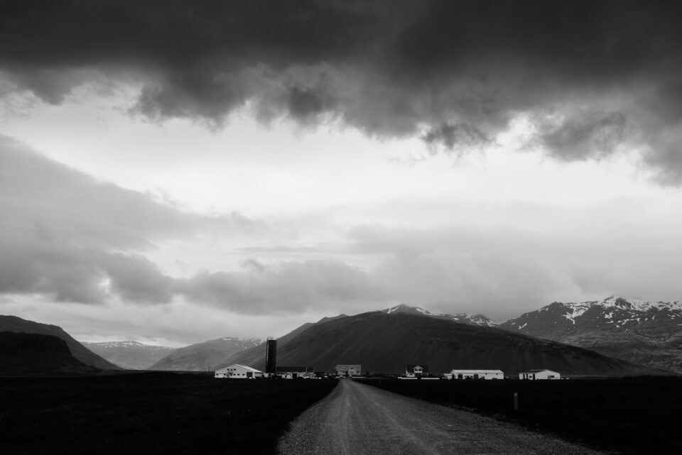 冰岛风景中的黑白风暴云