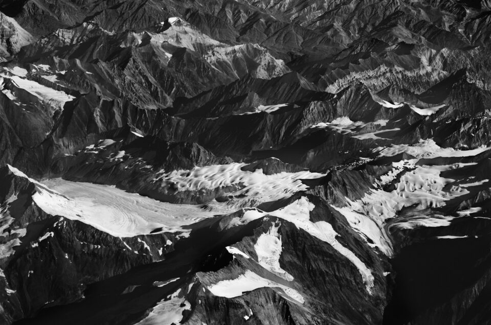 黑白图像的山与雪从远处拍摄