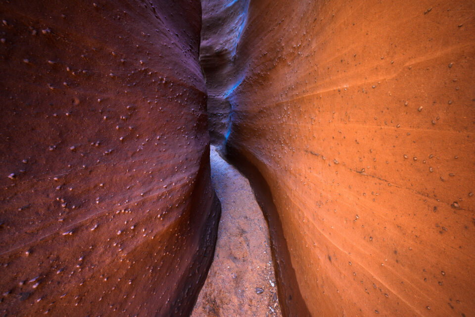 这张照片展示了犹他州的一个凹槽峡谷，由尼康Z 14-30mm f/4拍摄。