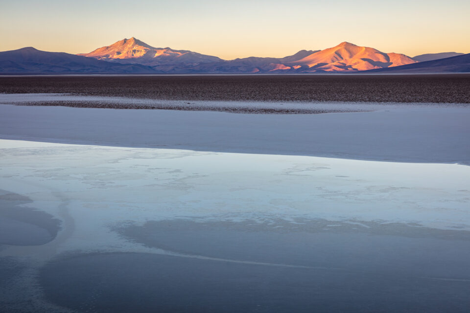 海拔4000米的巴塔哥尼亚非常寒冷，连这个盐湖都在一夜之间结冰了。