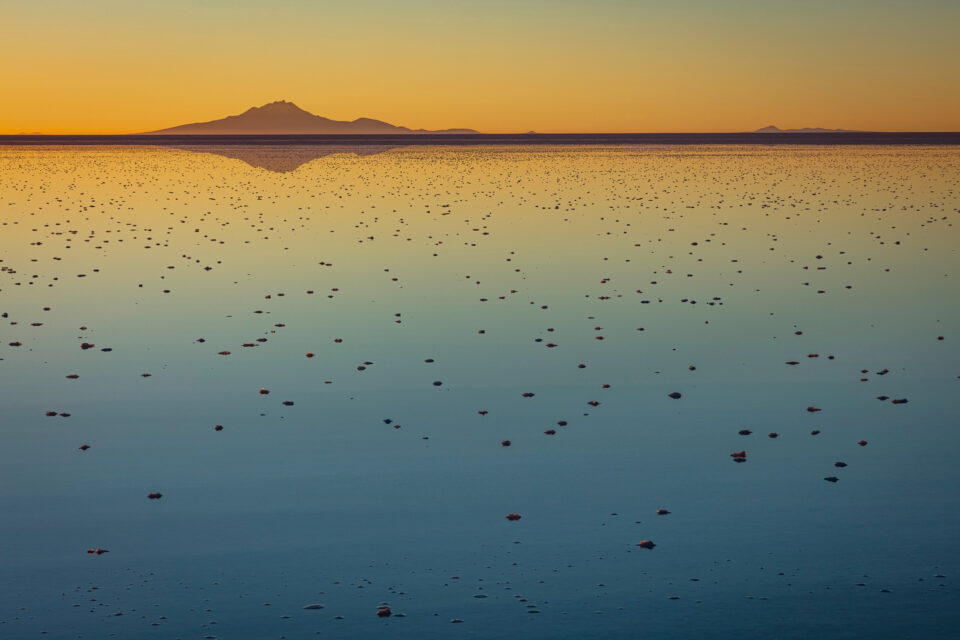 乌尤尼盐沼是玻利维亚风景摄影最著名、最美丽的地区之一。bob客服联系方式bobsports官网在这里，夕阳在泛滥的湖面上反射出色彩。
