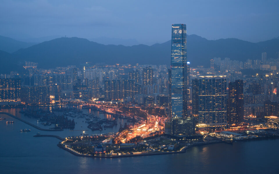 对于建筑摄影和其他非移动主题，尼康Dbobsports官网3500是一款出色的相机，具有当今最好的图像质量。这是香港的一座摩天大楼在夜间亮起的灯光。