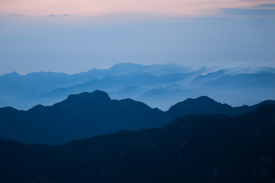 这张照片是用尼康D3500拍摄的，展示了中国华山的日出。