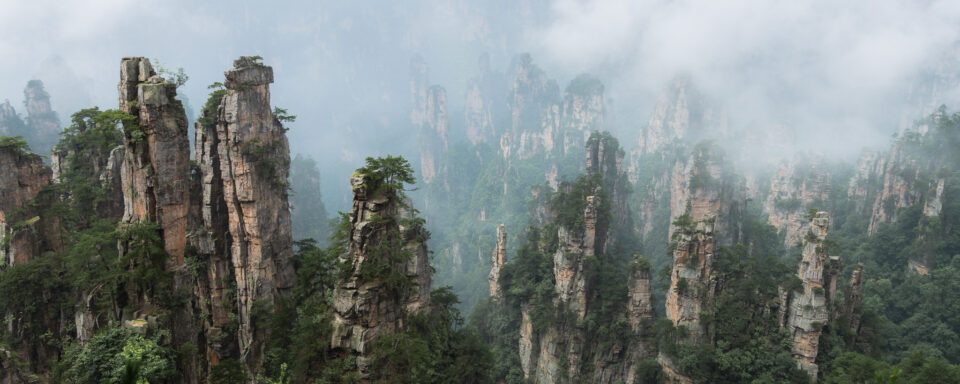 这张全景风景照片，由松下S1R拍摄，展示了中国张家界山脉。
