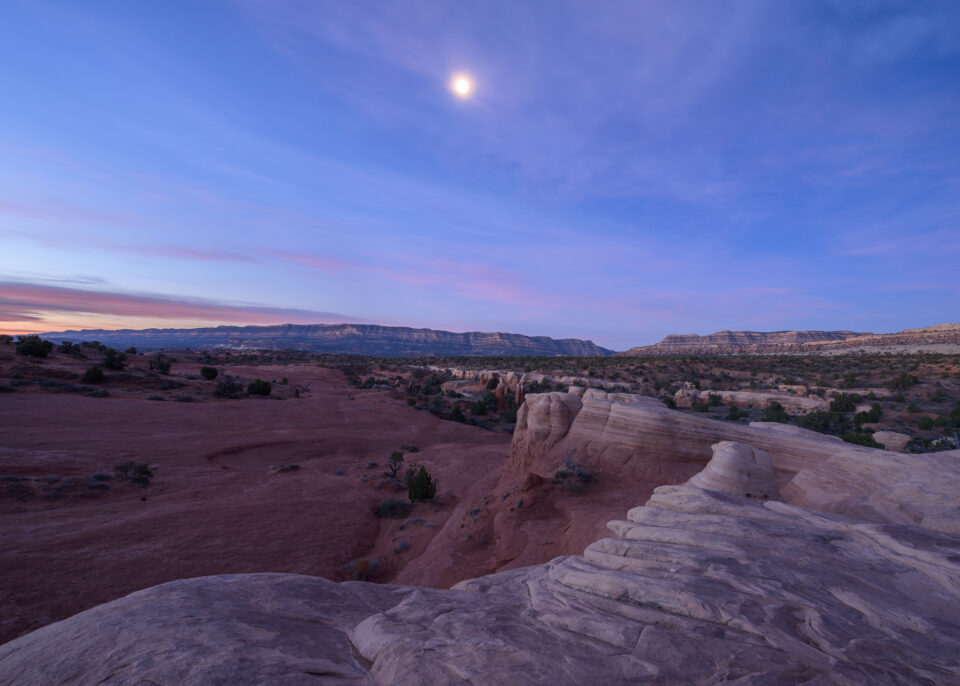 这张风景照片展示了犹他州埃斯卡兰特上空的月亮，由尼康14-24mm f/2.8 AF-S变焦拍摄。