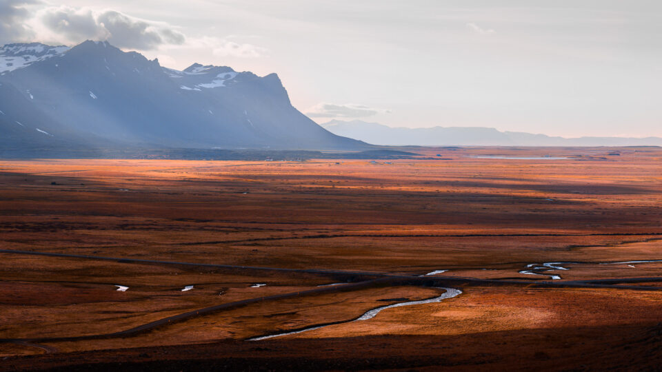 冰岛河谷的风景照片
