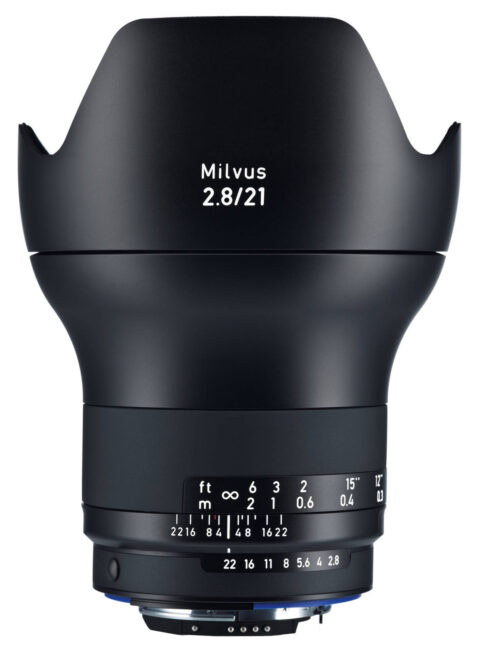 蔡司Milvus 21mm f/2.8是尼康单反的手动对焦镜头。由于高质量的结构和令人印象深刻的图像质量，21mm f/2.8是一个高端，昂贵的镜头。