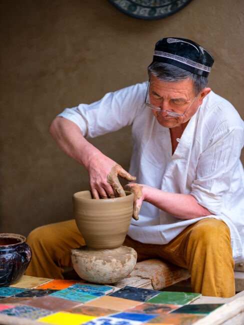 乌兹别克斯坦的陶艺大师