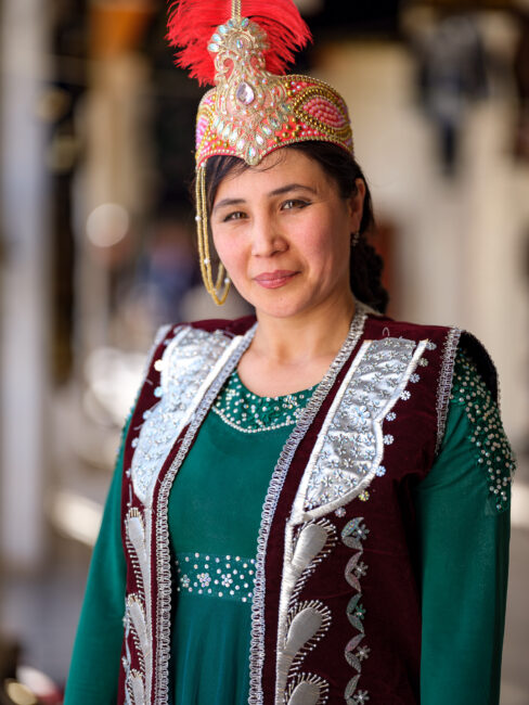 身穿传统乌兹别克服饰的年轻女子肖像