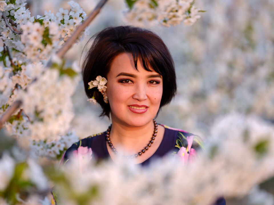 一名来自乌兹别克斯坦纳曼干的年轻乌兹别克女子