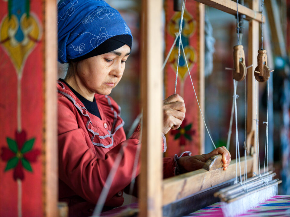 乌兹别克斯坦，一名妇女在织布机上工作