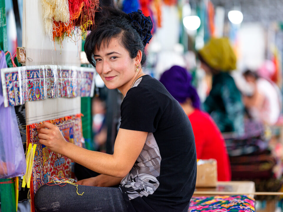 乌兹别克斯坦马吉兰，一名妇女在丝绸厂的工厂里工作