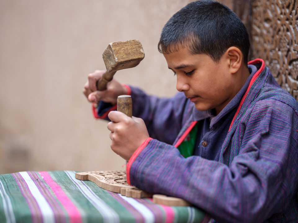 一个乌兹别克男孩在做木工活，希瓦，乌兹别克斯坦