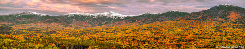 第一场雪和令人惊叹的秋天树叶颜色华盛顿山