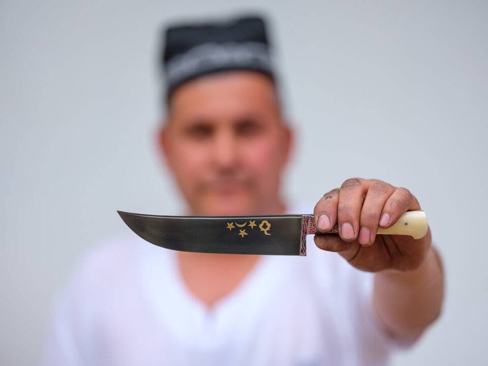 手持刀的铁匠学徒，安集延，乌兹别克斯坦