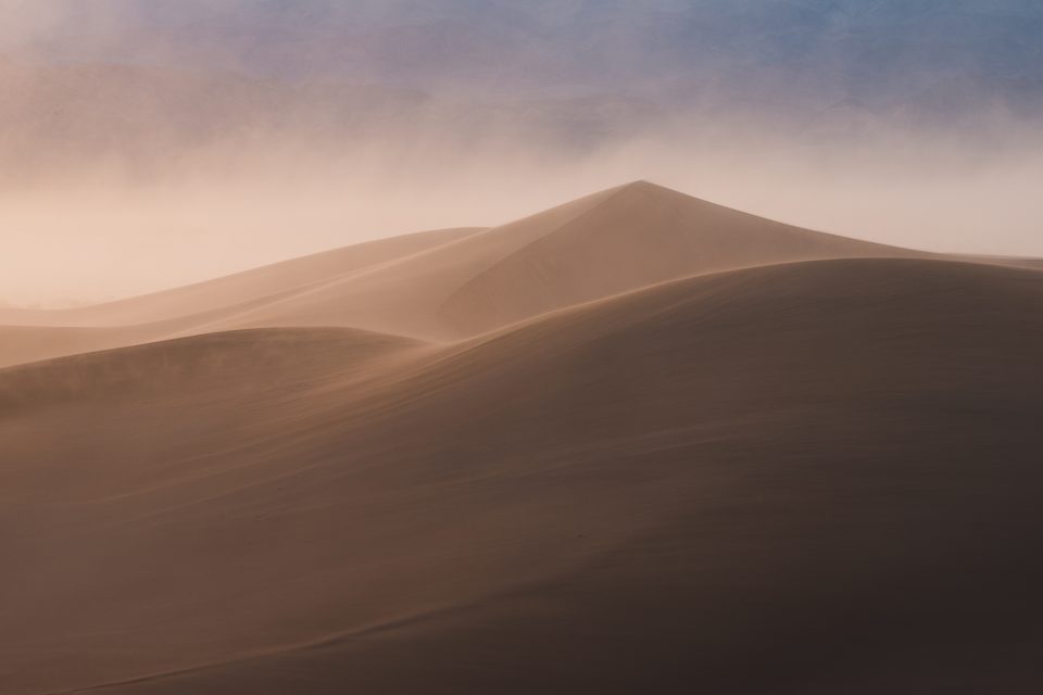 日落时死亡谷国家公园的金字塔形沙丘