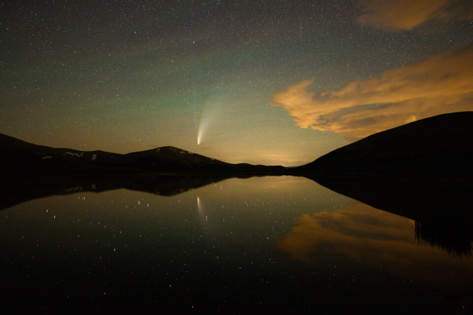 NEOWISE彗星反射在湖中