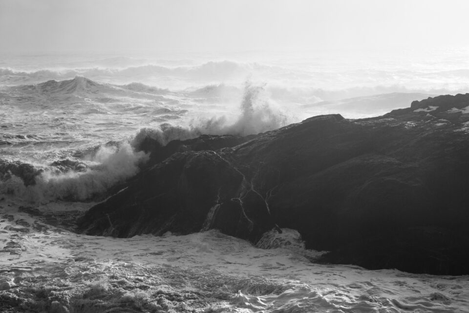 冰岛海岸的巨浪黑白相间