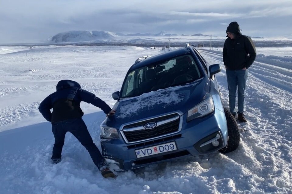 冬天在冰岛的路上开车
