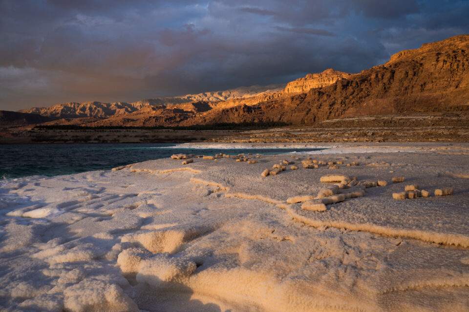 死海约旦盐层与日落时戏剧性的光